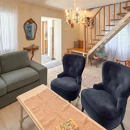 Gorgeous In With Private Swimming Pool, Be Inside Or Outside *